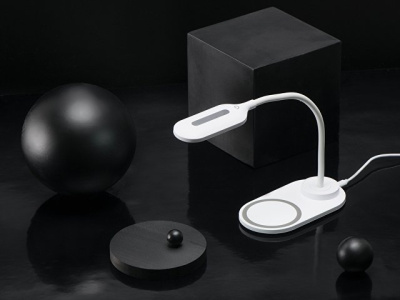 Настольный светильник с беспроводной зарядкой "Flamp"